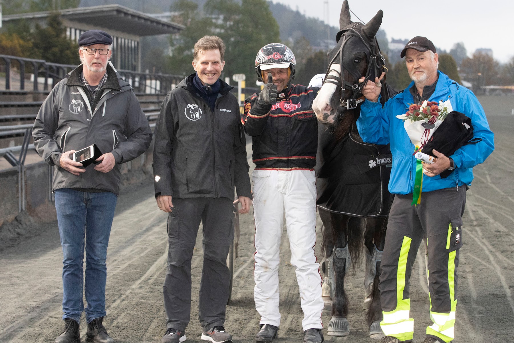 Valle Rappa flankert av eier, trener og representanter for Veikle Balder. Foto: hesteguiden.com